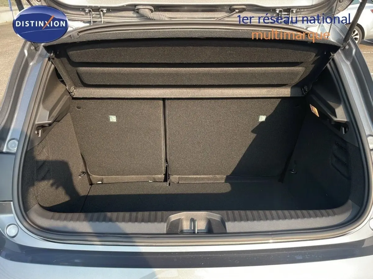 Coffre ouvert de la Renault Clio Evolution Blue dCi 100 2025, vue arrière, couleur grise, espace de chargement vide.