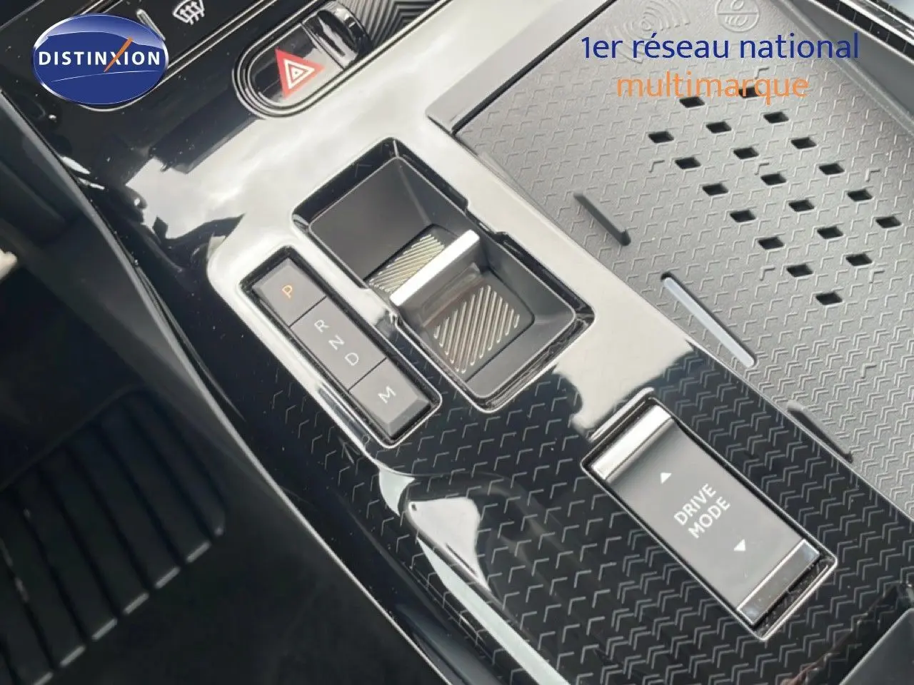 Gros plan sur la console centrale noire brillante du Citroën C5 Aircross 2026 avec sélecteur de boîte auto et bouton Drive Mode.