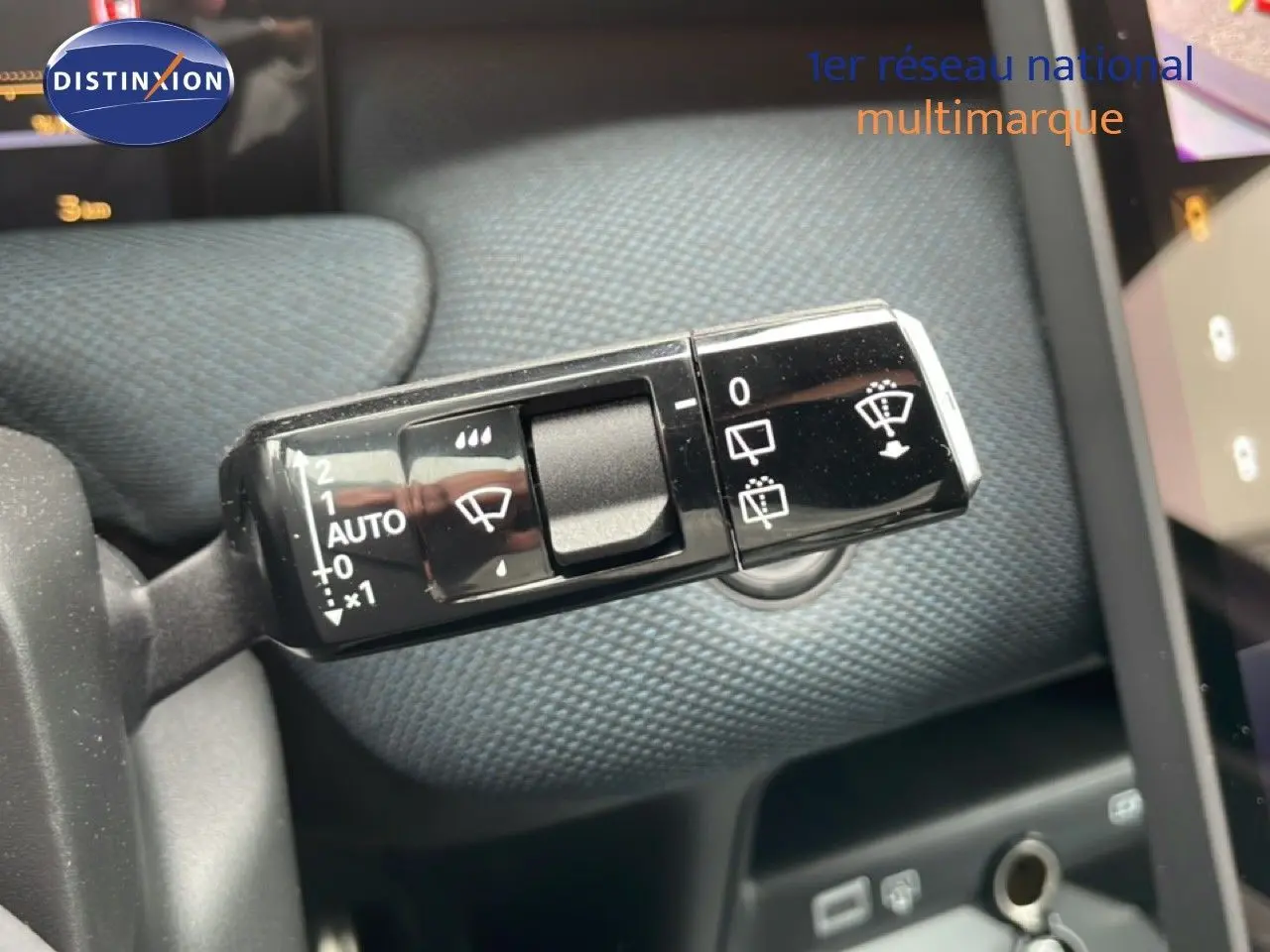 Gros plan sur la commande des essuie-glaces dans l'habitacle du Citroën C5 Aircross 2026 noir Perla Nera.