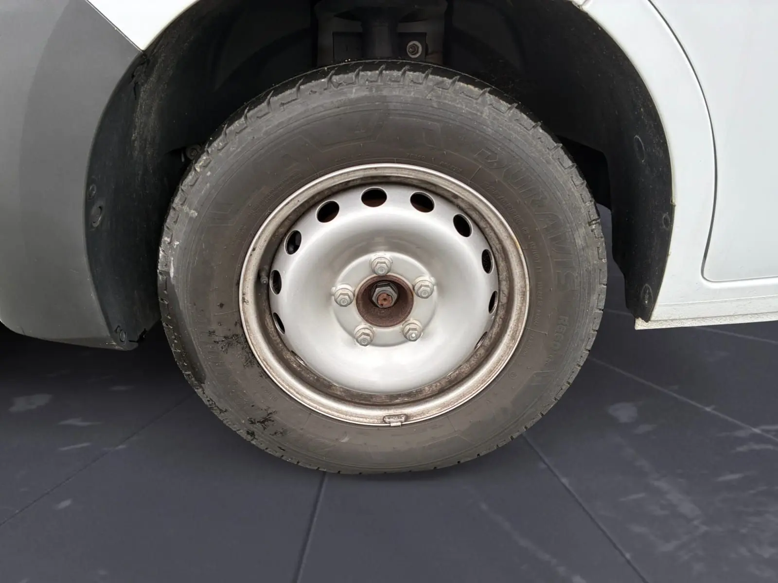 Gros plan sur la roue avant droite d’un Renault Master blanc 2024, jante acier simple avec pneu Duravis.
