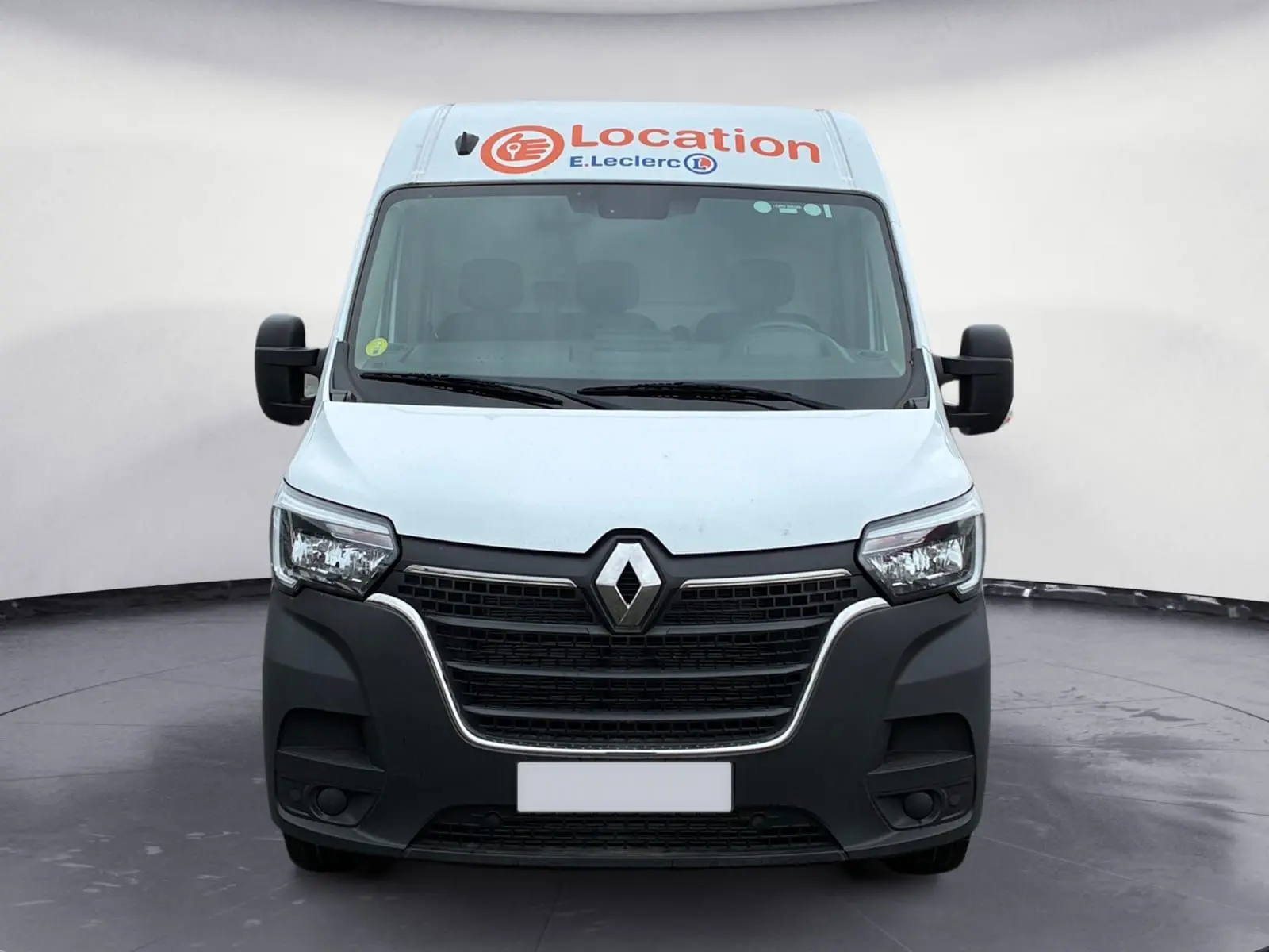 Vue frontale d’un Renault Master blanc 2024 avec marquage « Location E.Leclerc » sur le toit et calandre noire distinctive.