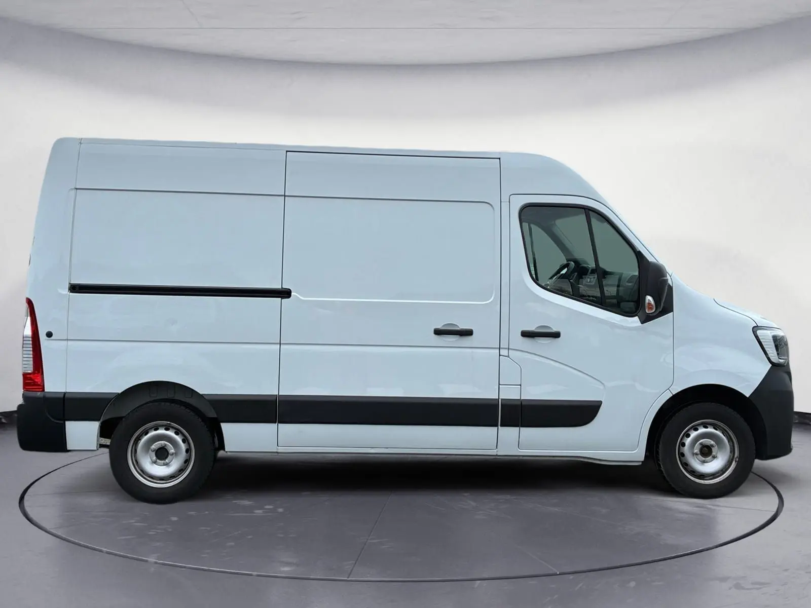 Vue latérale droite d’un utilitaire blanc Renault Master L2H2 2024 avec bandeau noir et roues acier simples.