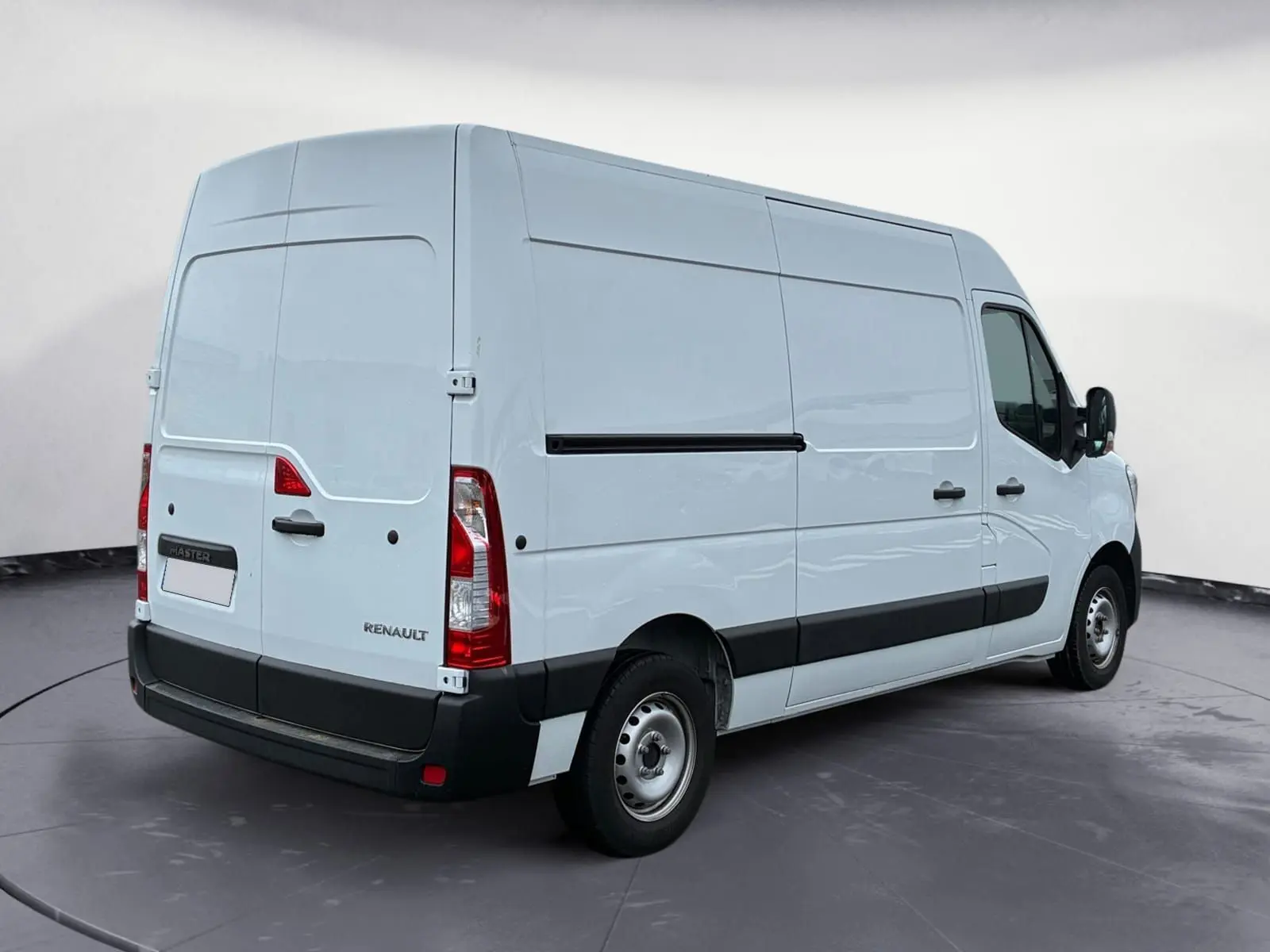 Renault Master blanc en vue 3/4 arrière droit, fourgon utilitaire avec bande noire latérale et feux arrière verticaux.