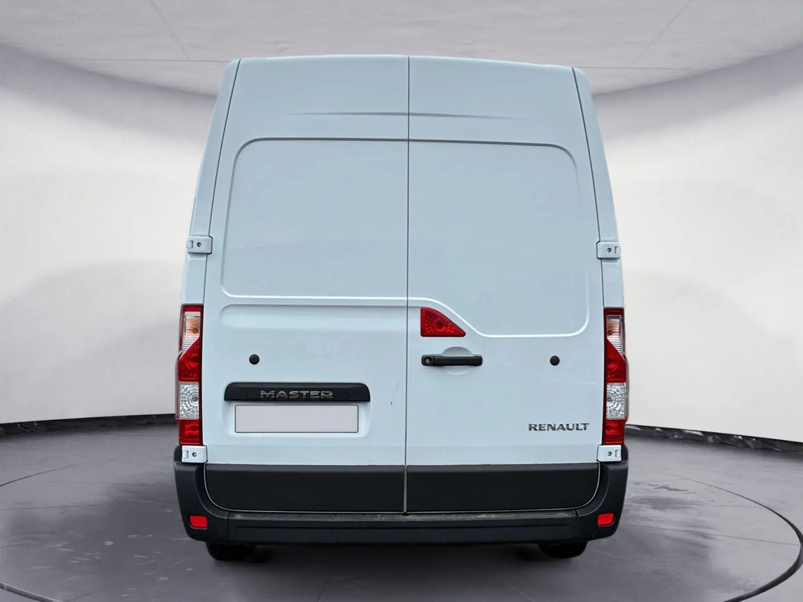 Vue arrière d’un Renault Master blanc 2024 avec portes battantes et feux rouges verticaux distinctifs.