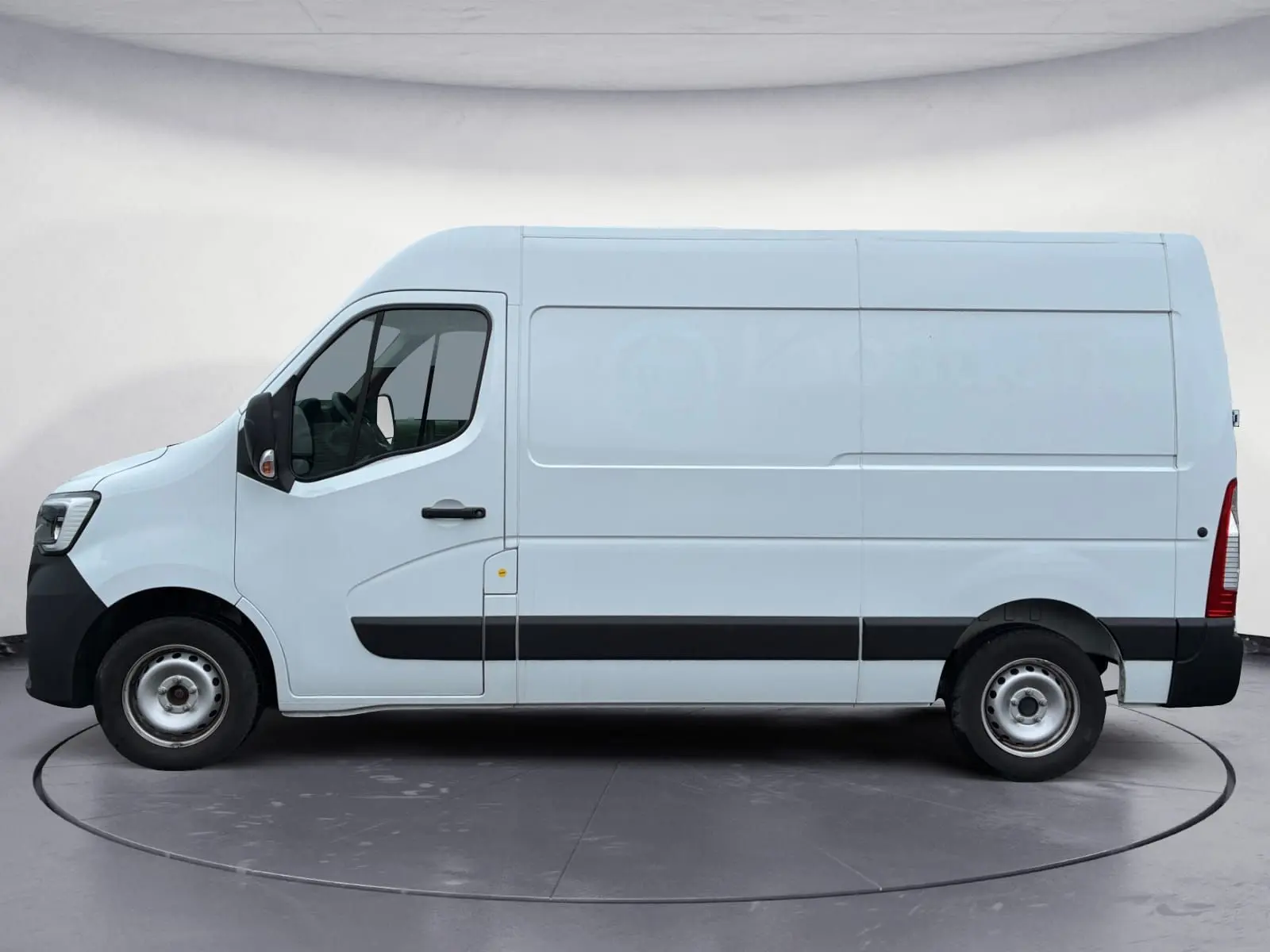 Renault Master blanc en vue profil côté gauche, fourgon L2H2 avec bande noire sur la carrosserie.