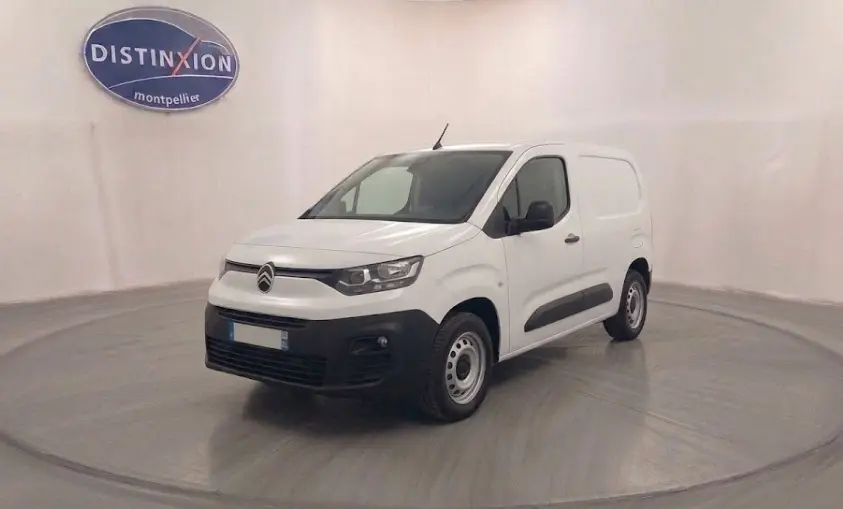 Citroën Berlingo Van blanc en 3/4 avant droit, avec protections noires sur les portières et jantes acier simples.