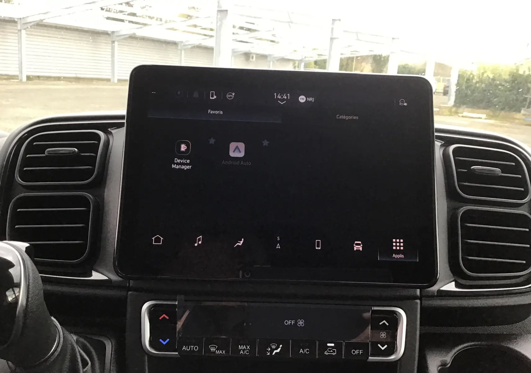 Écran tactile central et commandes climatisation du tableau de bord du Peugeot Boxer Fourgon blanc 2025 vue frontale intérieure.