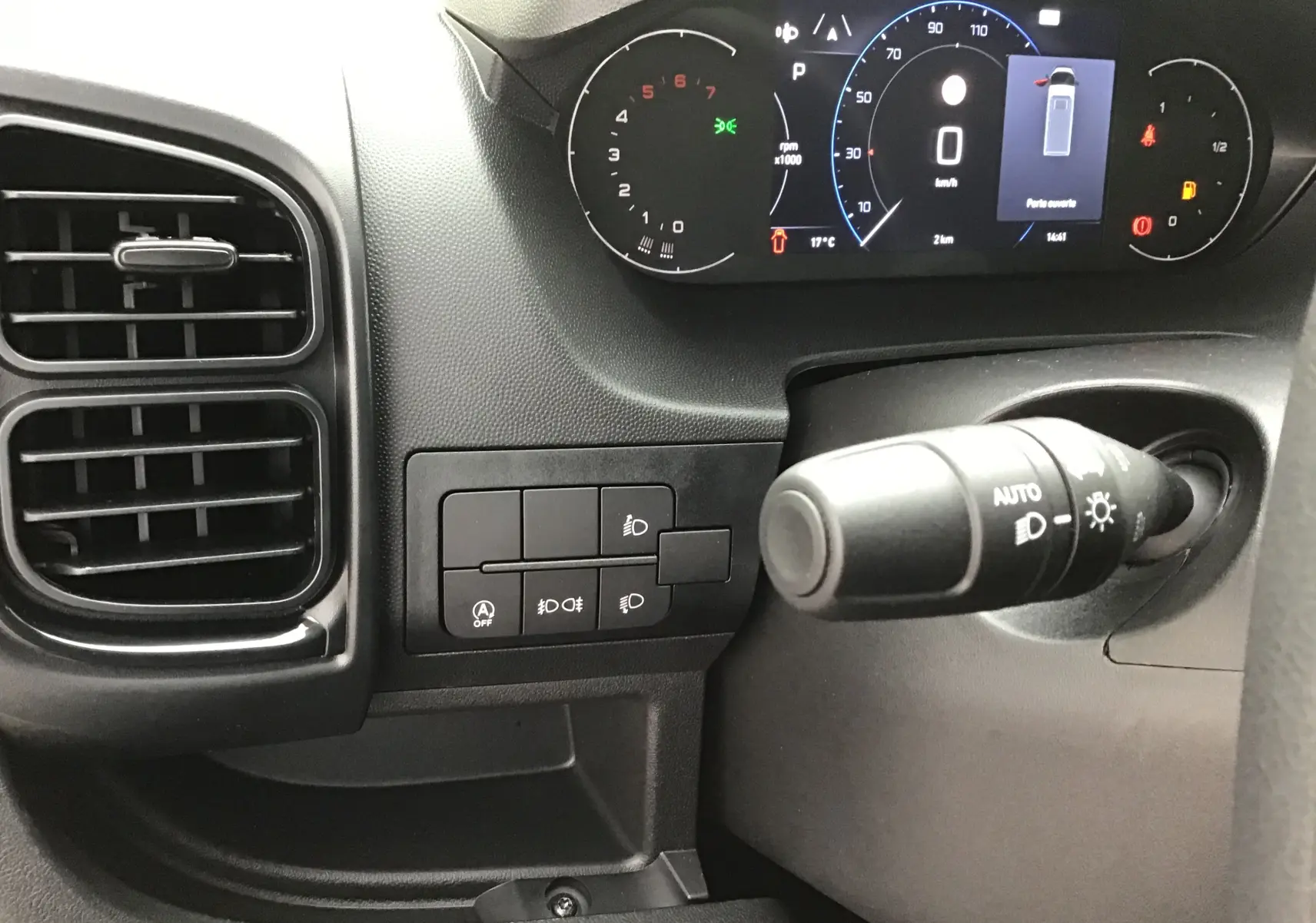 Détail du tableau de bord côté gauche du Peugeot Boxer Fourgon blanc 2025, avec commandes d'éclairage et affichage numérique.