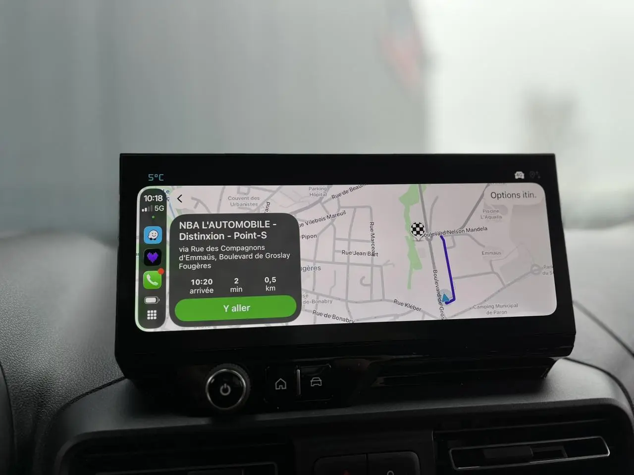 Vue intérieure du tableau de bord du Citroën Berlingo blanc glacier 2025 avec écran tactile affichant navigation GPS.