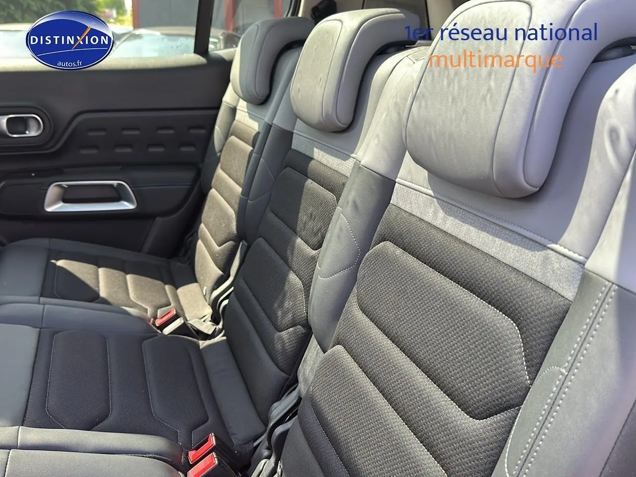 Vue rapprochée des trois sièges individuels arrière en tissu brun et cuir noir du Citroën C5 Aircross 2024.