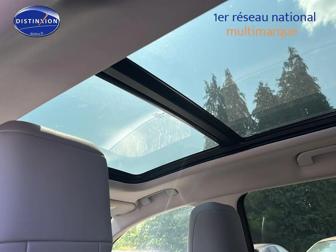 Toit panoramique en verre vu de l'intérieur arrière du Citroën C5 Aircross gris platinium 2024.