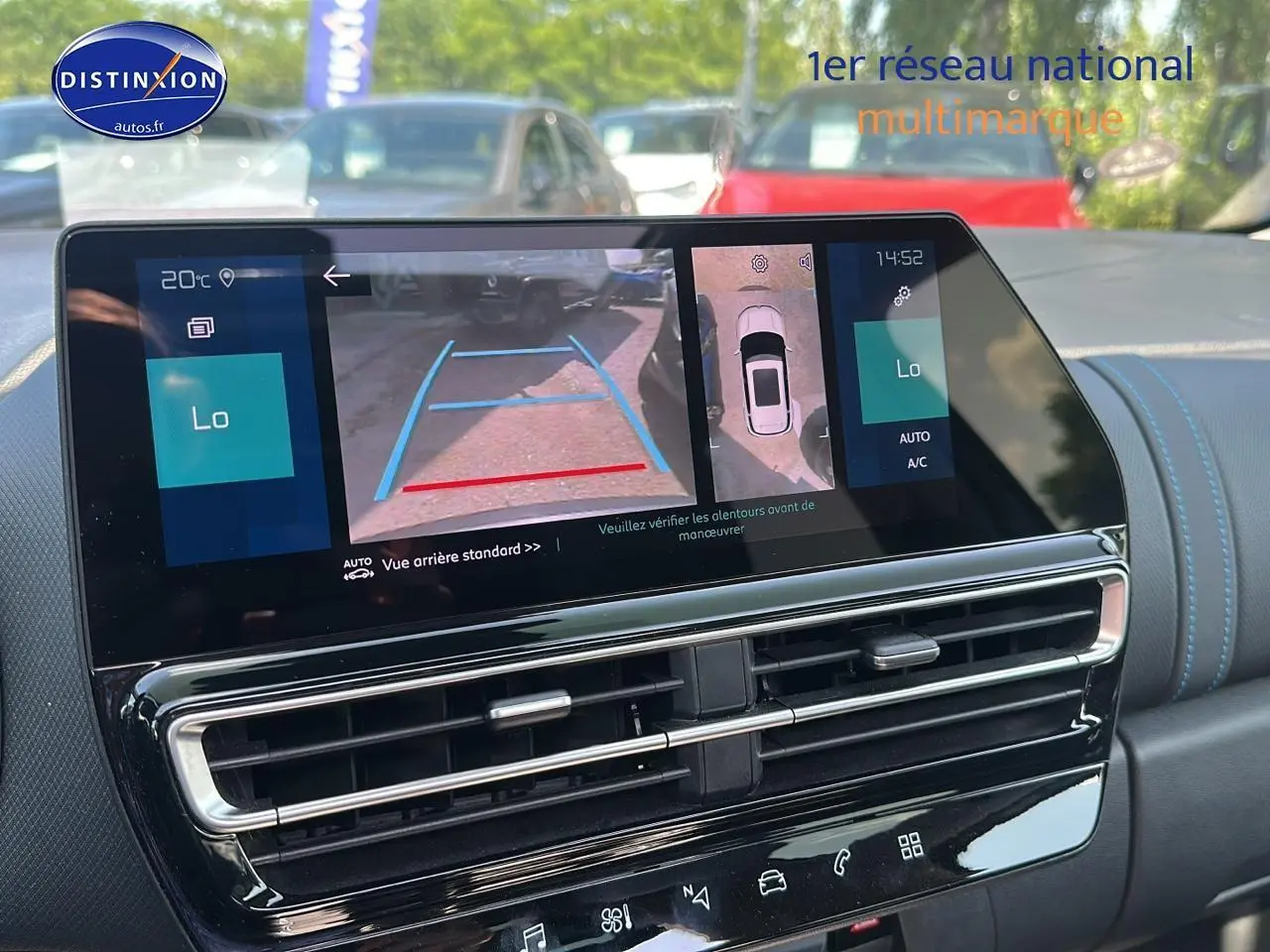 Écran tactile central affichant la caméra de recul dans l’habitacle gris platinium d’un Citroën C5 Aircross 2024.