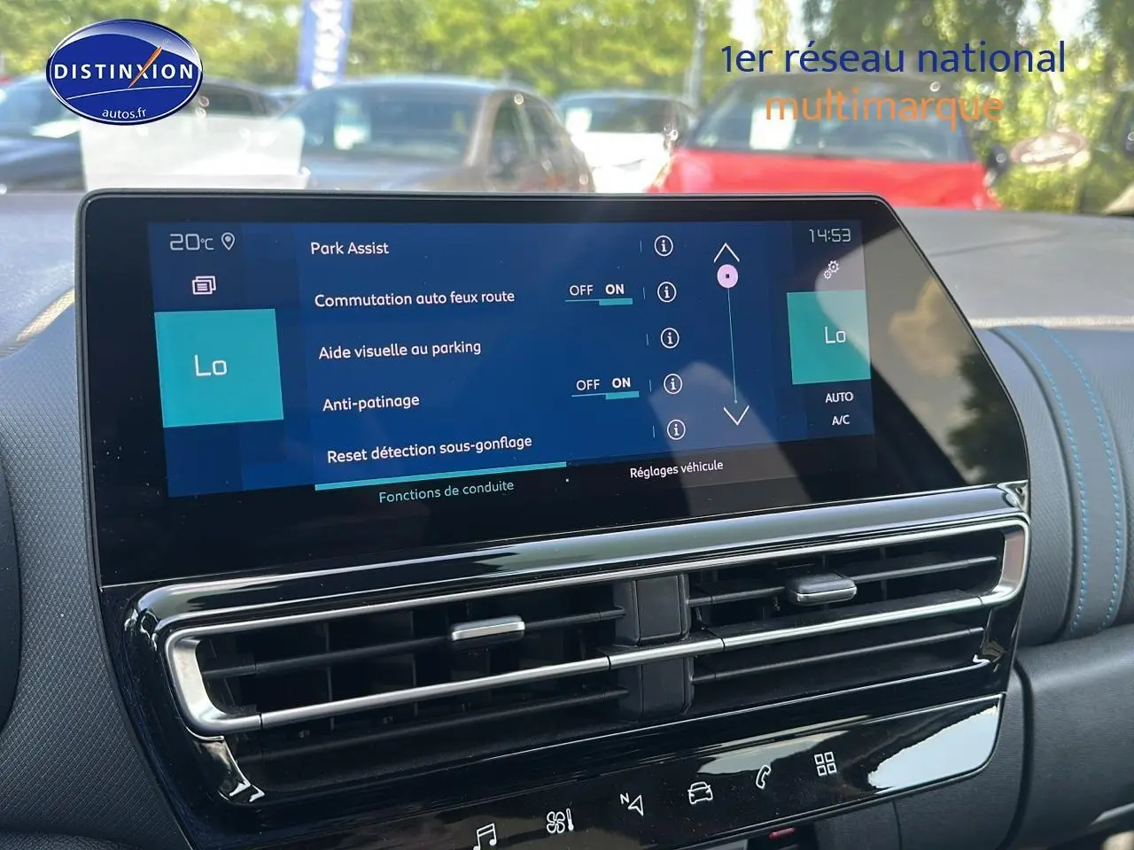 Écran tactile central affichant les aides à la conduite dans l'habitacle d'un Citroën C5 Aircross gris platinium.