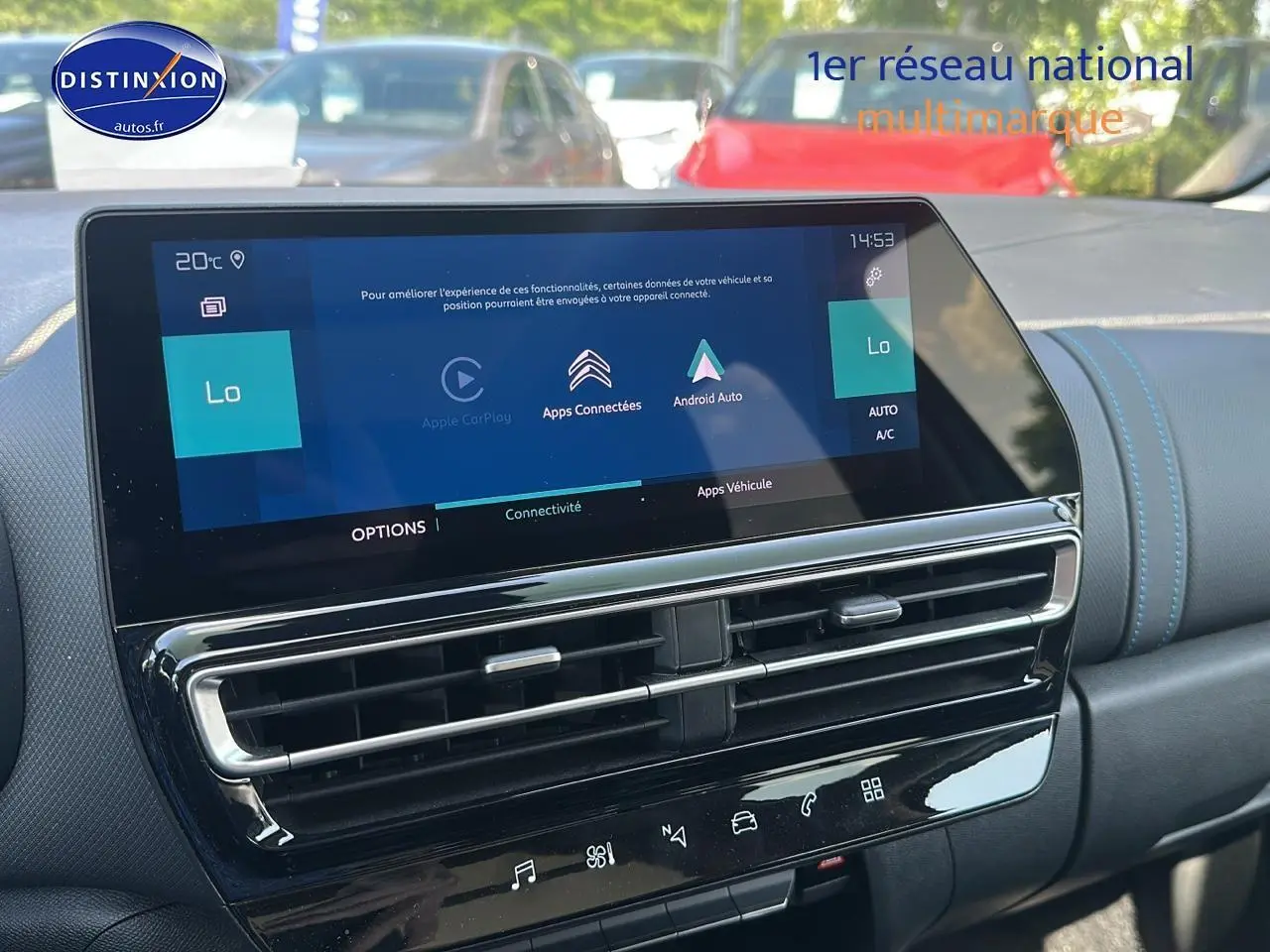 Vue rapprochée de l’écran tactile central et des aérateurs du tableau de bord du Citroën C5 Aircross gris platinium.