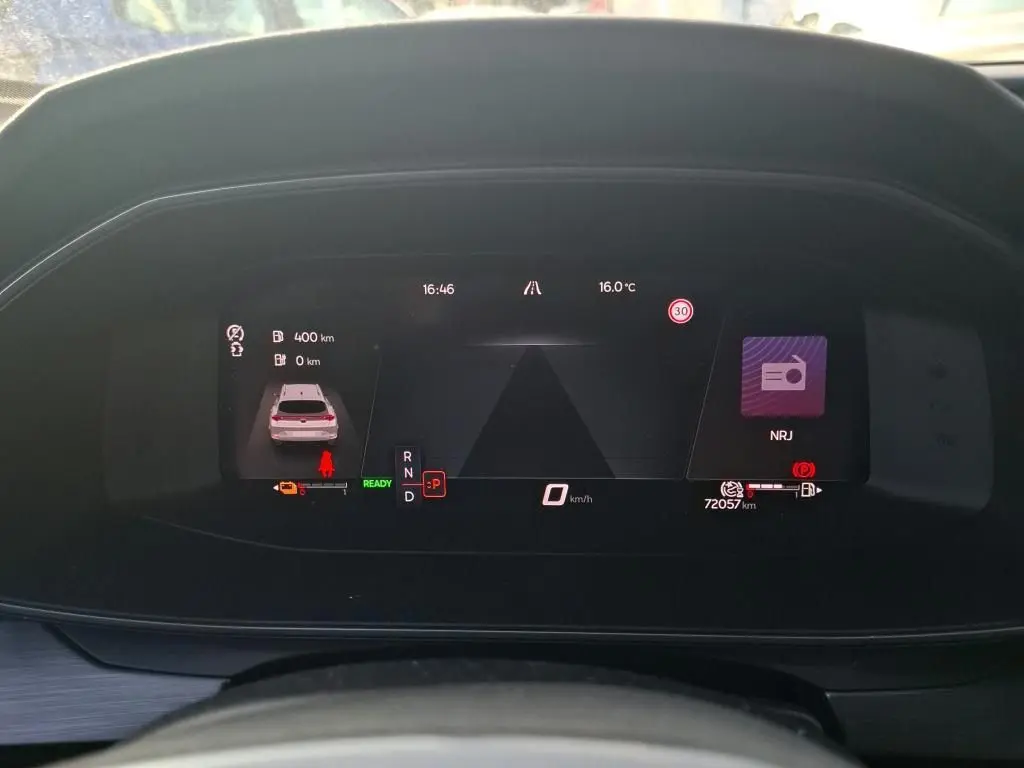 Affichage numérique du tableau de bord de la CUPRA Formentor 1.4 E-HYBRID 245 DSG6, vue frontale, avec informations de conduite et autonomie.