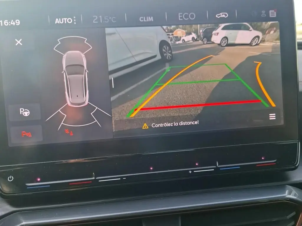 Affichage de la caméra de recul et des capteurs de stationnement du CUPRA Formentor gris foncé, vue arrière avec guidage dynamique.