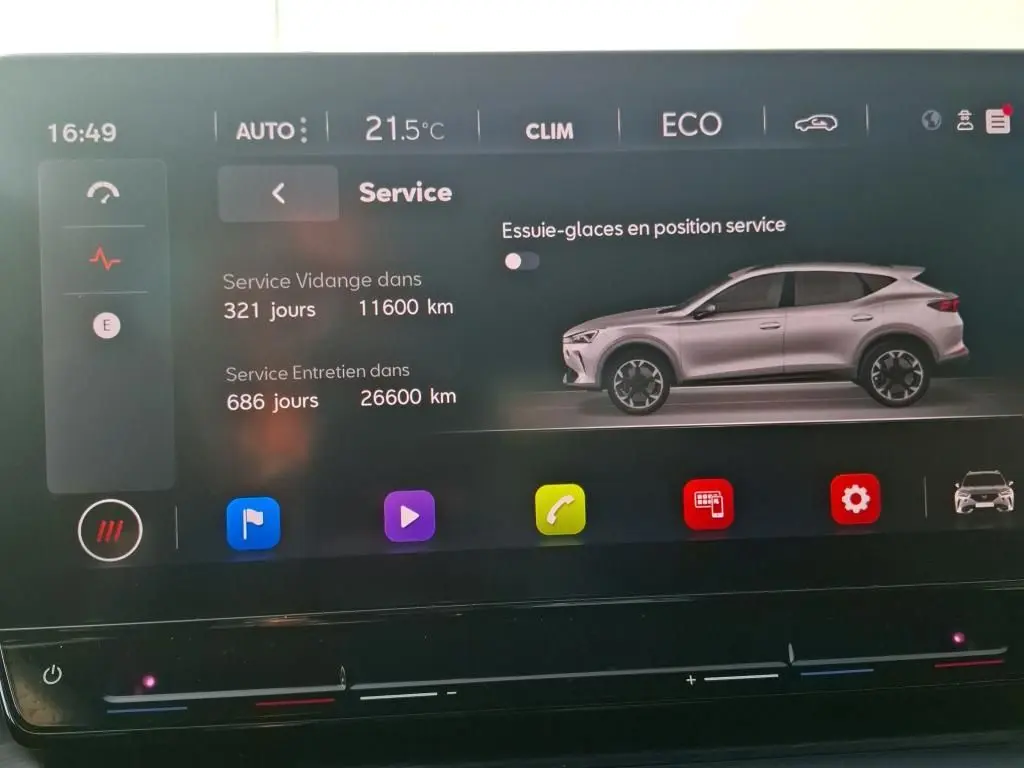 Affichage intérieur de la CUPRA Formentor gris foncé en vue profil droit sur l'écran tactile du tableau de bord.