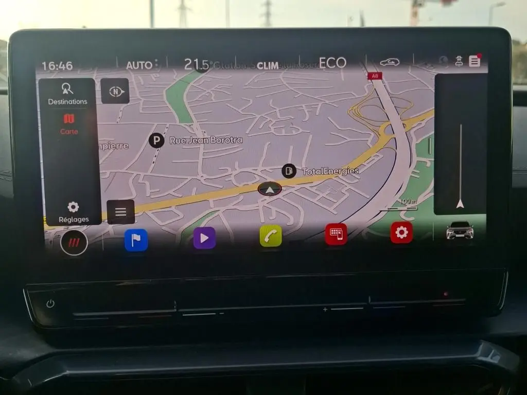 Écran tactile central affichant la navigation GPS dans une CUPRA Formentor 1.4 E-HYBRID 245 DSG6 VZ de 2023, intérieur noir.