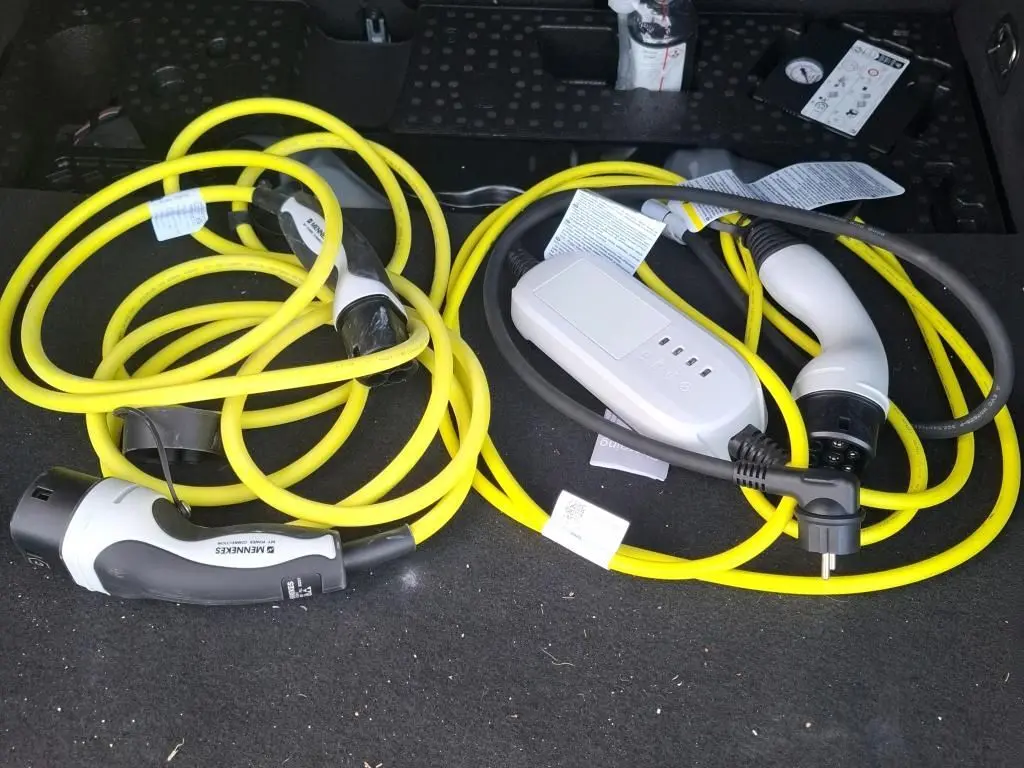 Vue rapprochée du câble de recharge jaune et blanc d’une CUPRA Formentor 1.4 E-HYBRID 245 DSG6 VZ 2023.