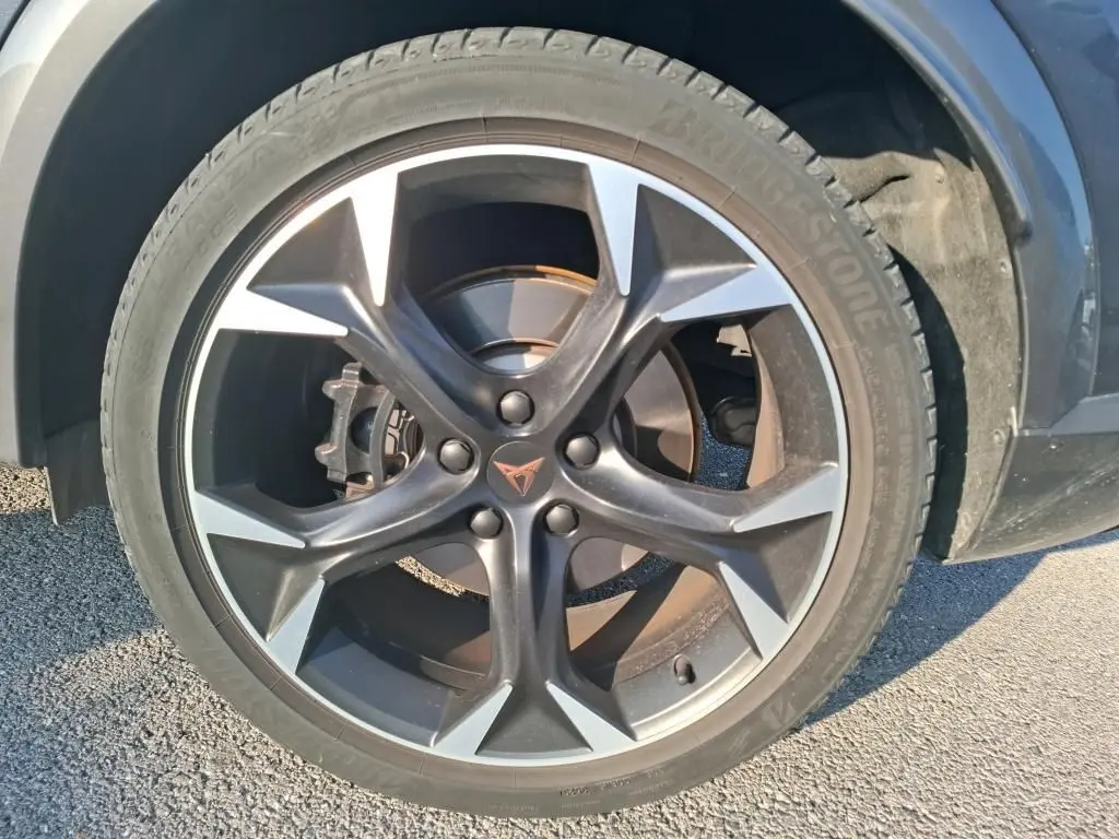 Gros plan sur la roue avant droite gris foncé du CUPRA Formentor 1.4 E-HYBRID 245 DSG6 VZ avec jante noire et argentée.