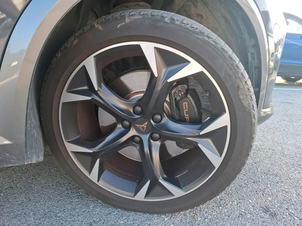 Gros plan sur la roue avant gauche grise foncée de la CUPRA Formentor 1.4 E-HYBRID avec étrier de frein marqué CUPRA.