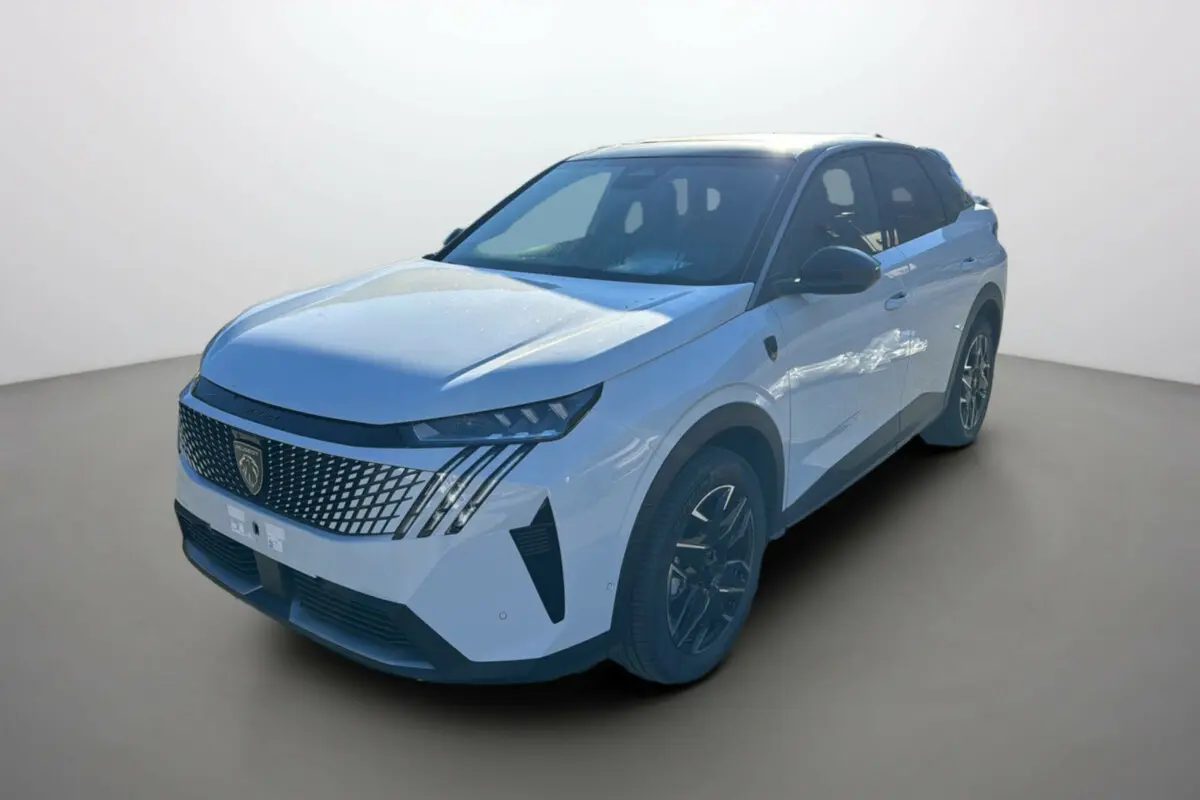 Peugeot 3008 Hybrid blanc okénite avec toit noir, vue 3/4 avant mettant en valeur la calandre distinctive.