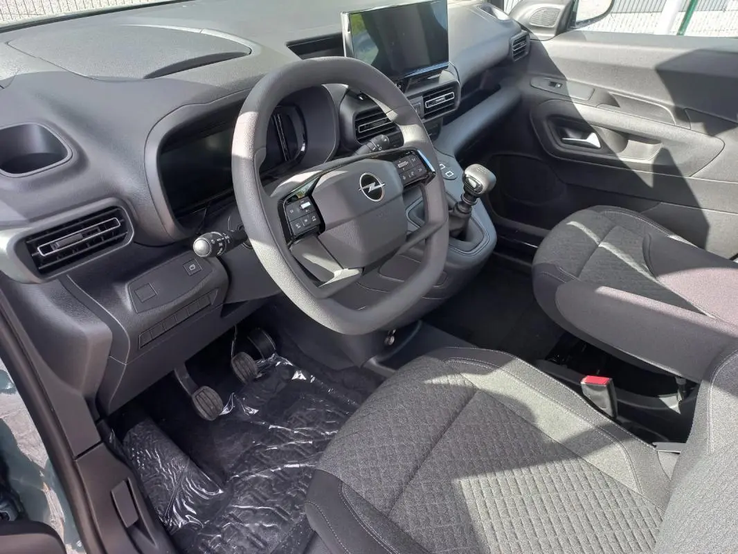 Intérieur de l’Opel Combo Life Elegance M 2025, vue côté conducteur, volant multifonction et levier de vitesses manuel visibles.