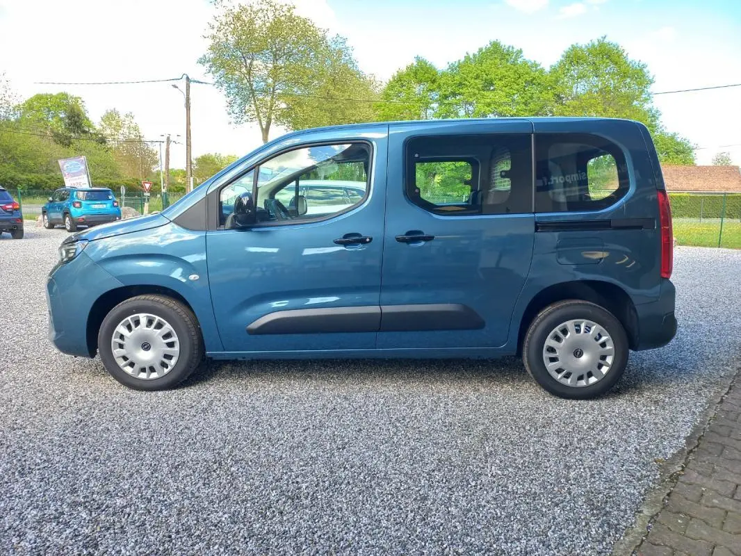 Vue de profil côté gauche d'un Opel Combo LIFE Elegance M bleu 2025 avec portes coulissantes et jantes acier.