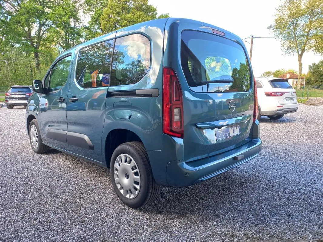Opel Combo Life Elegance M bleu vue 3/4 arrière droit, avec vitres latérales teintées et hayon fermé.