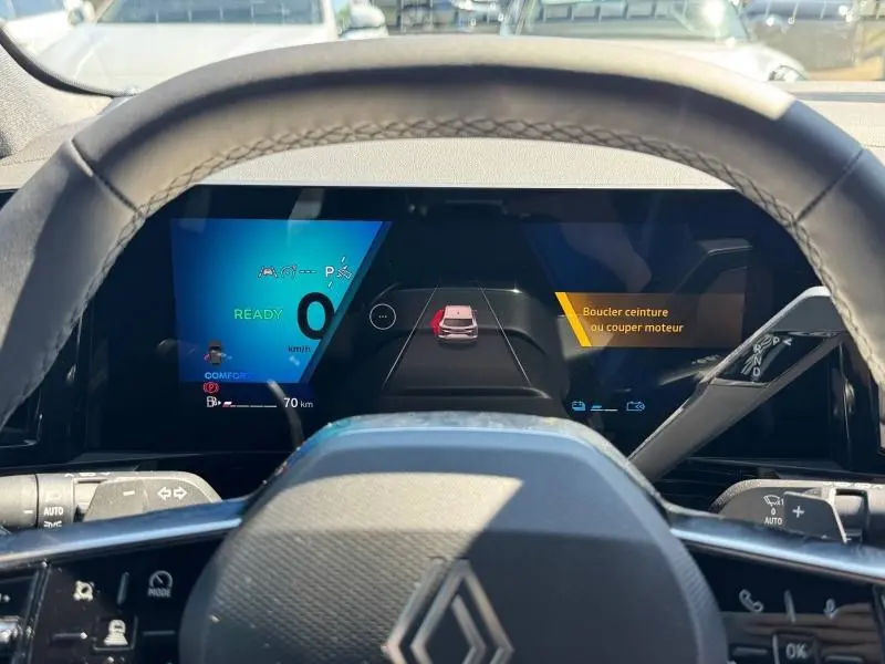 Vue intérieure du tableau de bord numérique du Renault Austral 2025, affichage multifonction et volant partiellement visible.