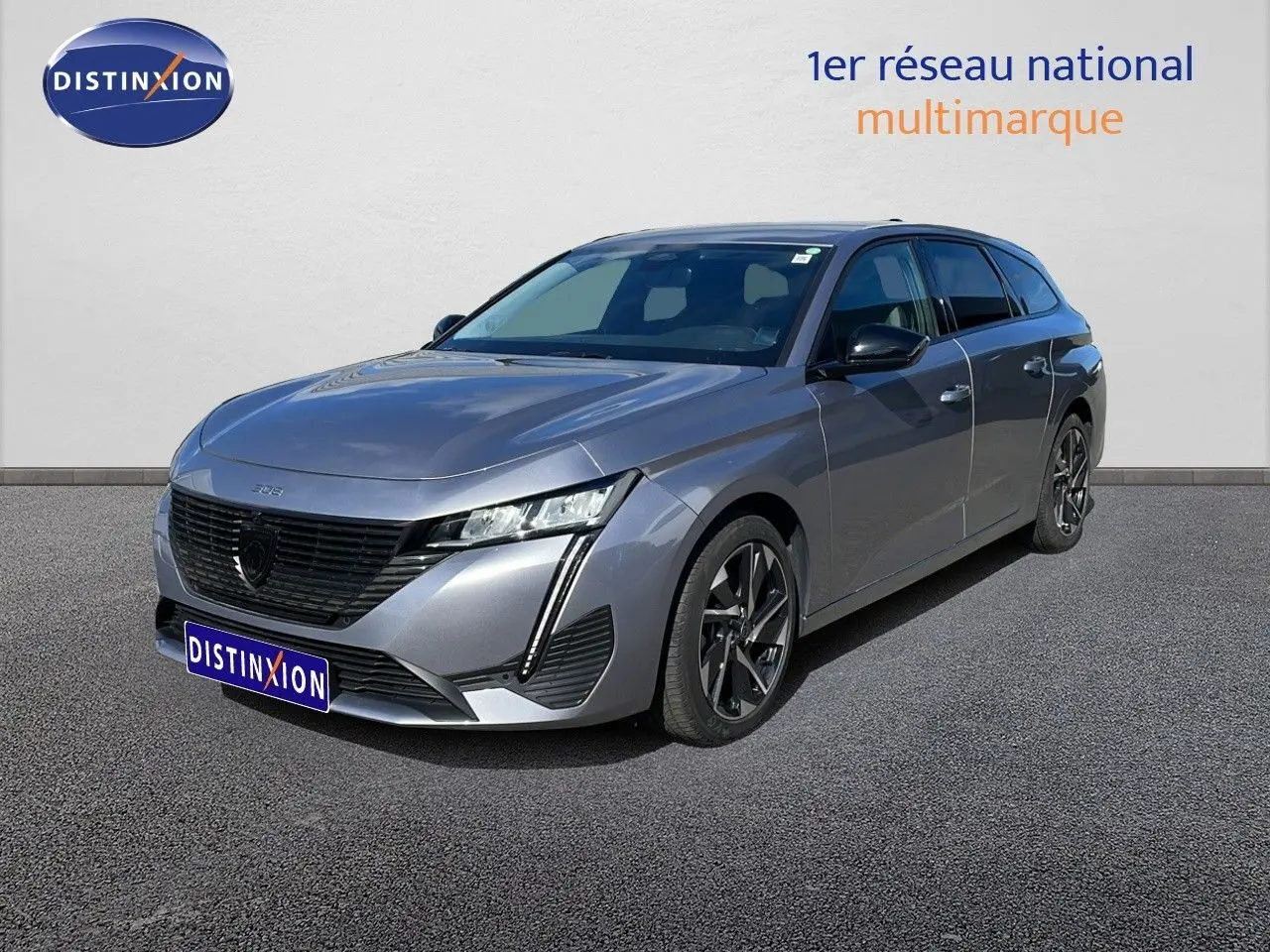 Peugeot 308 SW gris Artense métal vue 3/4 avant droit, avec calandre noire et jantes alliage distinctives.