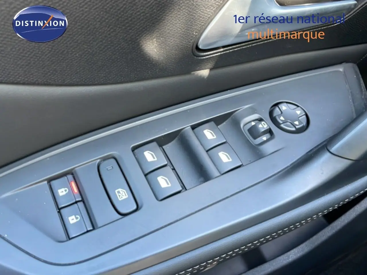 Gros plan sur les commandes de lève-vitres et rétroviseurs côté conducteur d'une Peugeot 308 SW gris Artense 2025.
