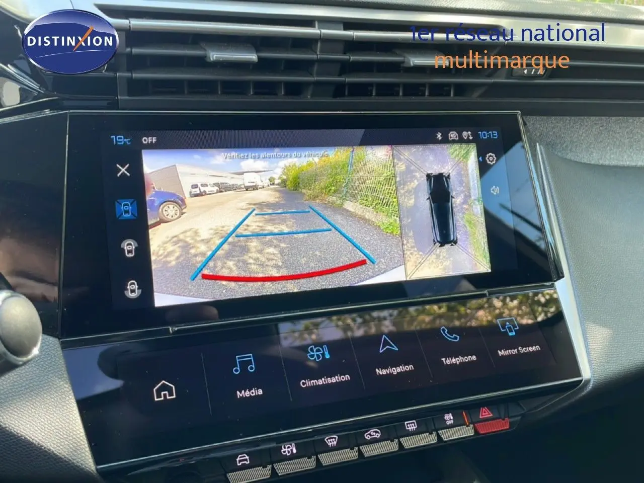 Vue rapprochée de l'écran tactile intérieur affichant la caméra de recul d'une Peugeot 308 SW gris Artense 2025.