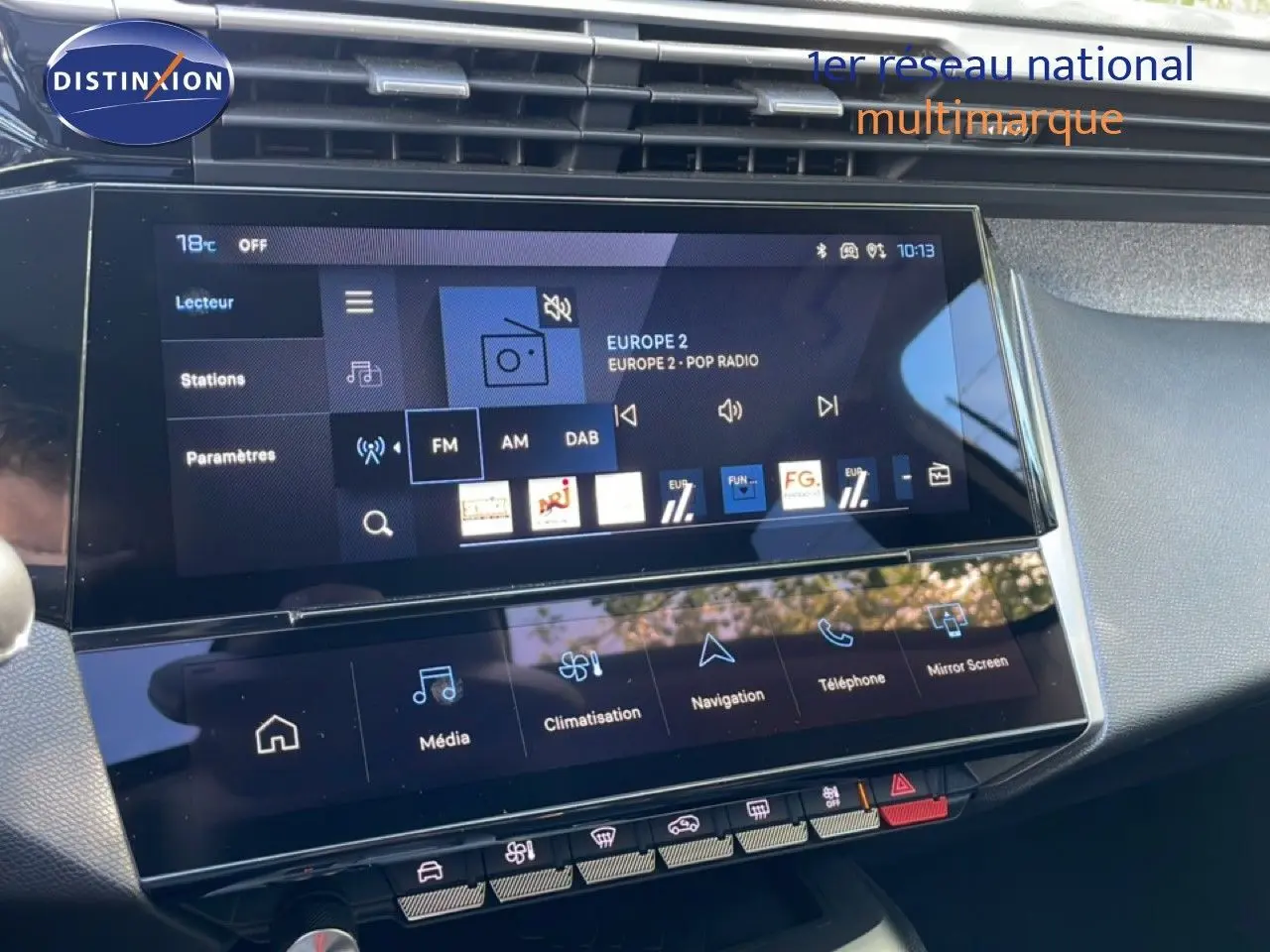 Vue rapprochée de l’écran tactile central du tableau de bord de la Peugeot 308 SW gris Artense, affichant les options multimédia et navigation.