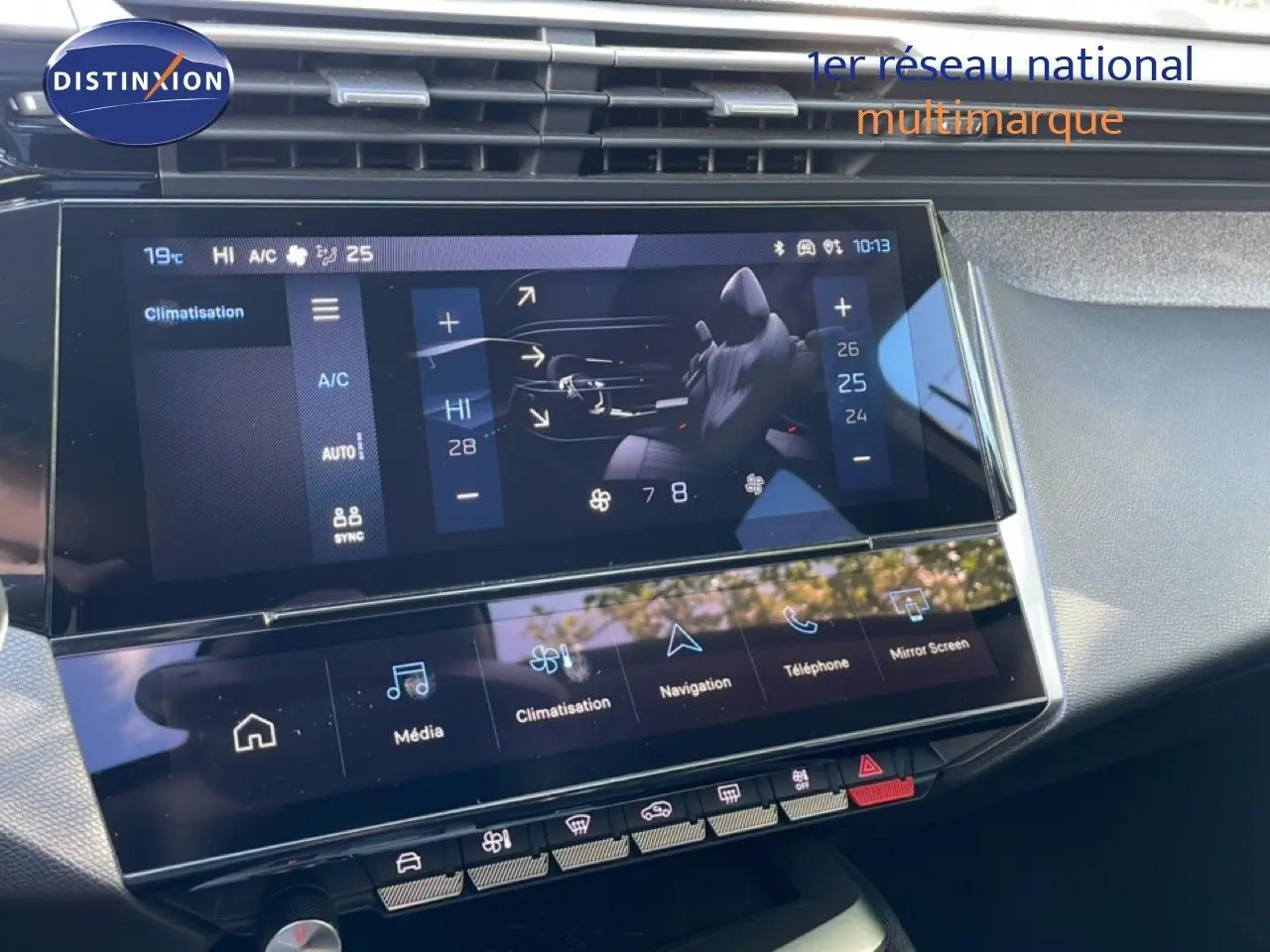 Vue rapprochée de l’écran tactile central de la Peugeot 308 SW gris Artense, affichant les réglages de climatisation.