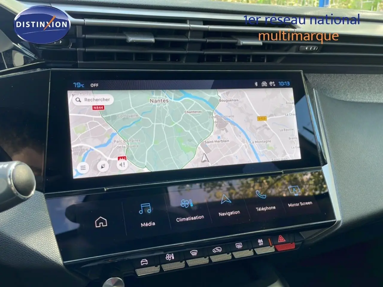 Écran tactile central du tableau de bord de la Peugeot 308 SW gris Artense, affichant la navigation GPS.