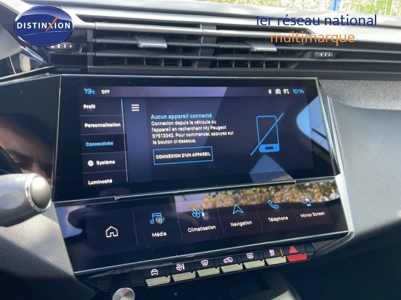 Vue rapprochée de l’écran tactile central du Peugeot 308 SW gris Artense, affichant le menu connectivité et multimédia.