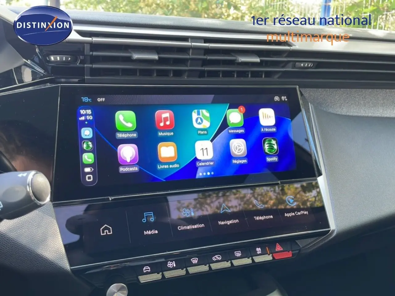 Écran tactile central du tableau de bord de la Peugeot 308 SW gris Artense, affichant Apple CarPlay et commandes multimédia.