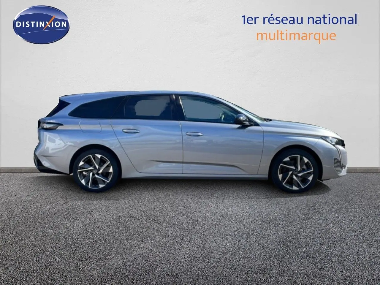 Profil côté gauche d'une Peugeot 308 SW Hybrid 145ch gris Artense métal, avec jantes alliage et lignes modernes.
