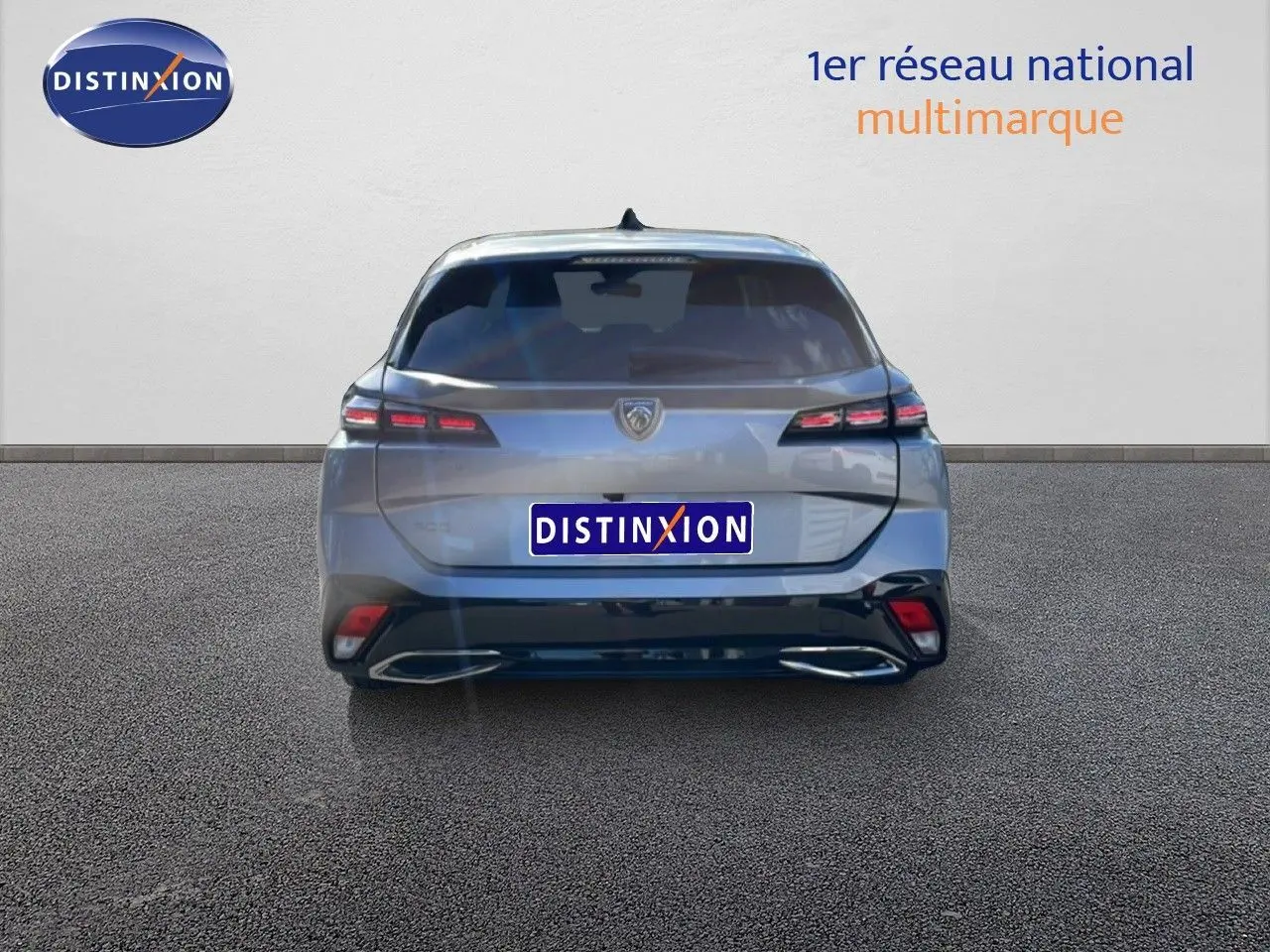 Vue arrière d'une Peugeot 308 SW Hybrid 145ch gris Artense métal, avec feux LED et double sortie d'échappement intégrée.