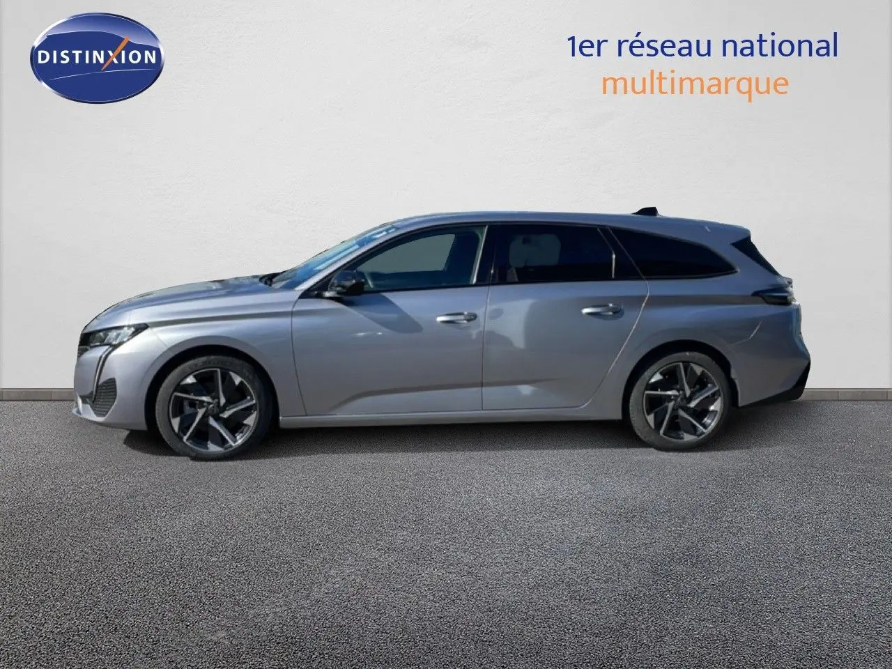 Peugeot 308 SW gris Artense métal vue de profil côté gauche, avec jantes alliage et lignes fluides modernes.