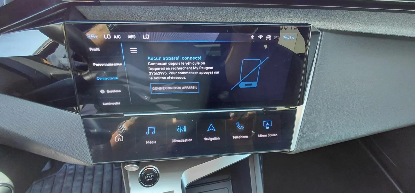 Écran tactile central du tableau de bord de la Peugeot 308 Hybrid 145 Allure, affichant les options de connectivité.