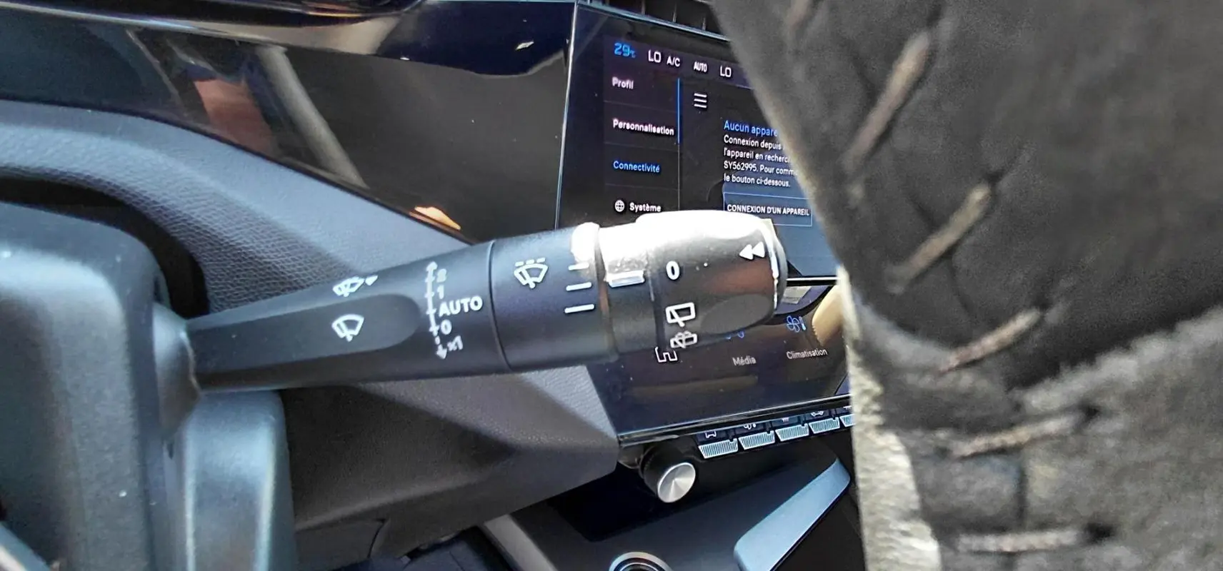 Détail de la commande d’essuie-glace côté gauche dans l’habitacle gris du Peugeot 308 Hybrid 145 e-DCS6 Allure 2025.