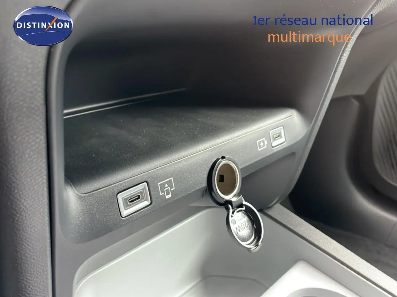 Prise 12V et ports USB visibles dans l’habitacle du Citroën C5 Aircross noir Perla Nera, vue intérieure côté passager.