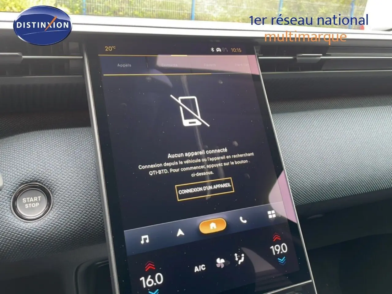 Vue intérieure centrée sur l’écran tactile du tableau de bord du Citroën C5 Aircross noir Perla Nera 2026.
