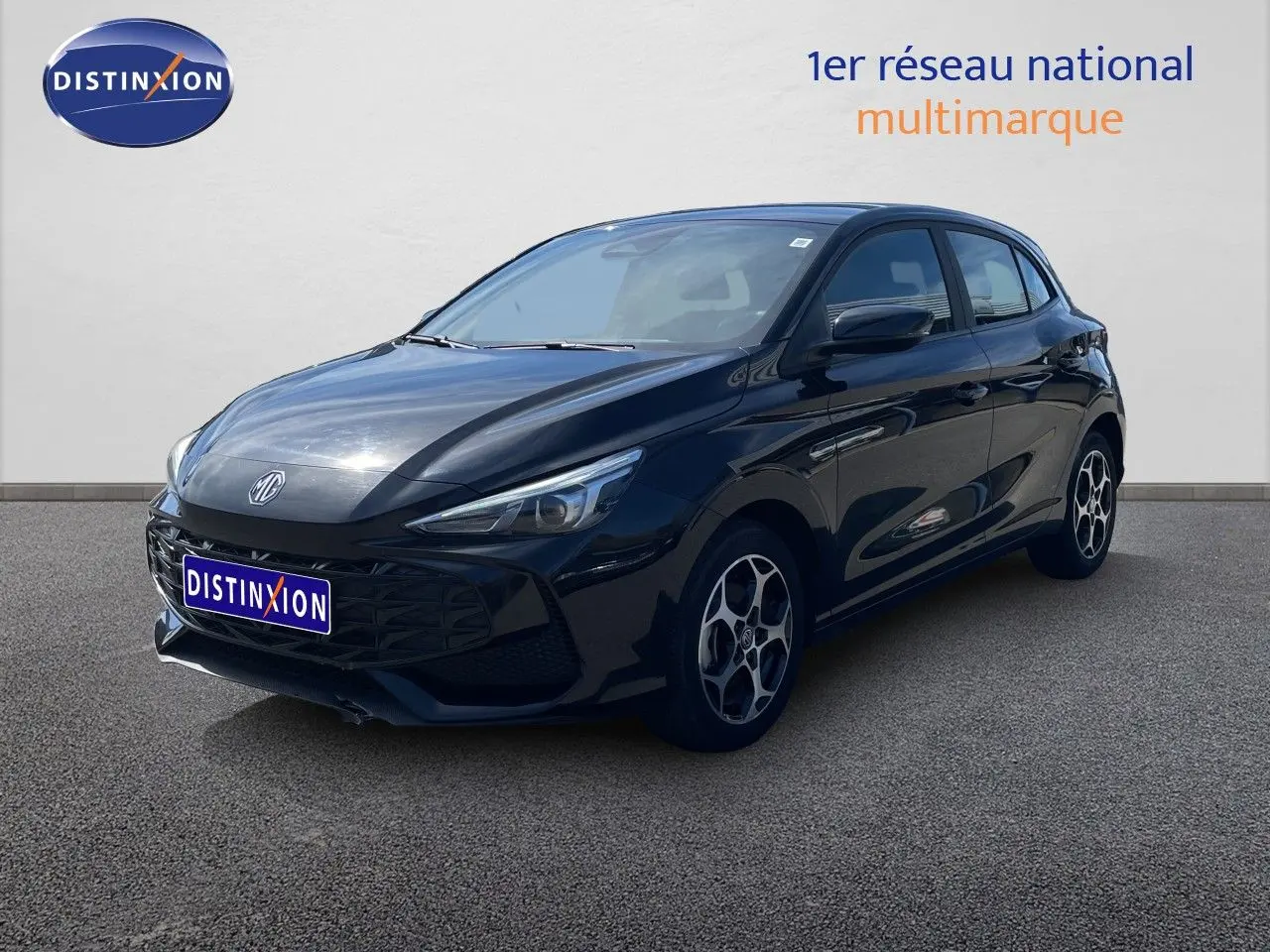Vue 3/4 avant droite de la MG3 1.5L Hybrid+ 195ch en Pebble Black Metal avec jantes alliage et calandre noire.
