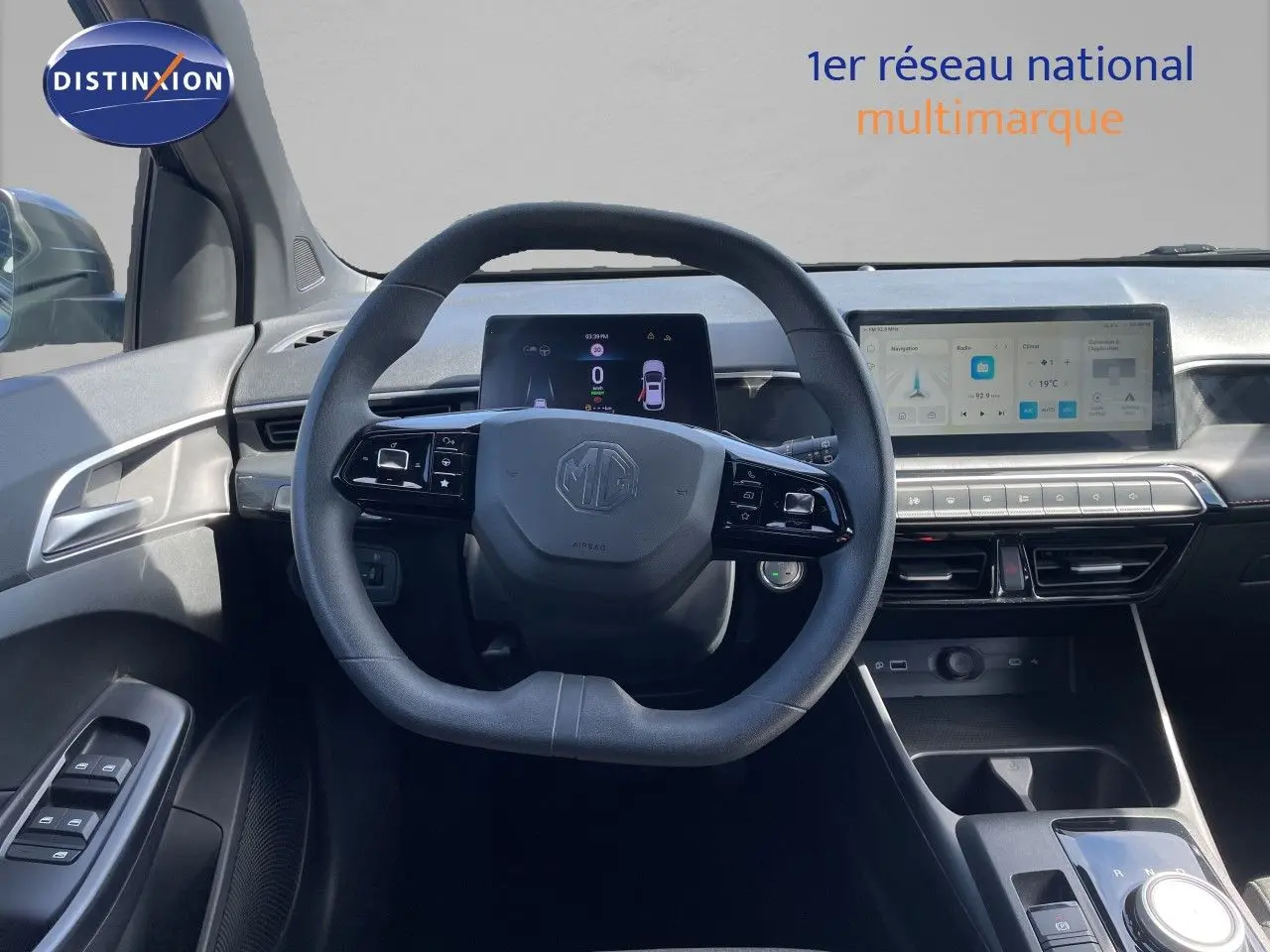 Intérieur de la MG3 2025 en Pebble Black Metal, vue centrée sur le volant multifonction et le tableau de bord numérique.