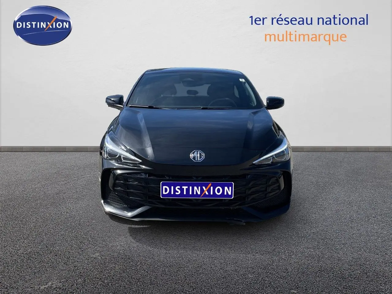 Vue frontale d'une MG3 1.5L Hybrid+ 195ch Comfort noire Pebble Black Metal avec calandre large et phares LED fins.