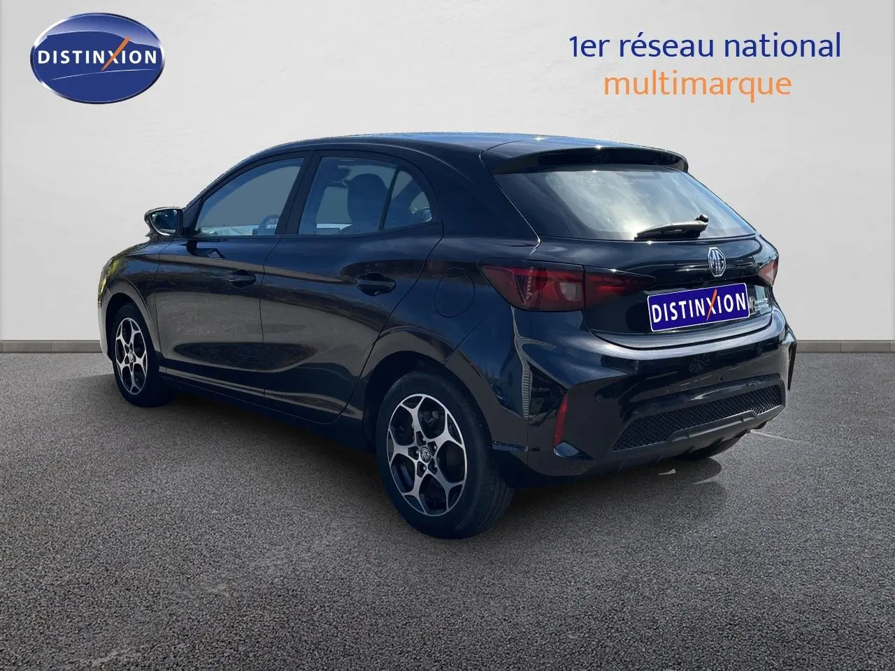 Vue 3/4 arrière droite d'une MG3 1.5L Hybrid+ 195ch Comfort en Pebble Black Metal avec jantes alliage distinctives.