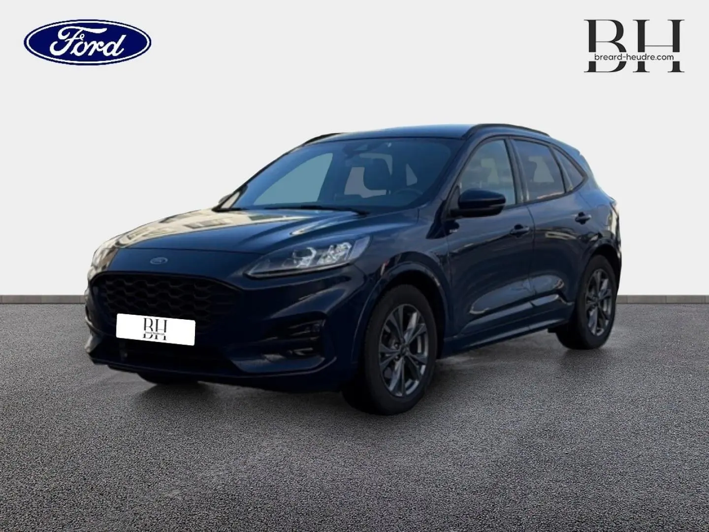 Ford Kuga bleu Abysse en 3/4 avant droit, avec calandre noire et jantes alliage foncé, sur fond neutre.